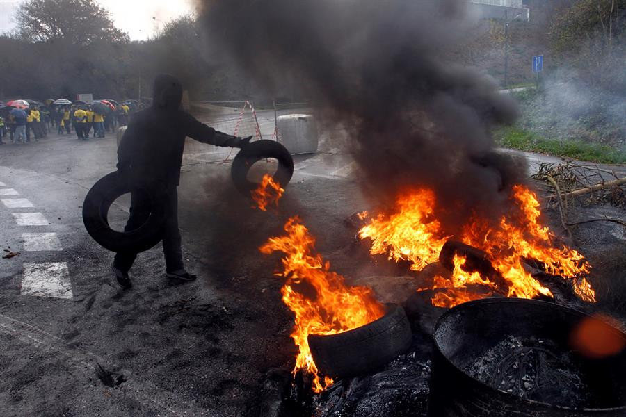 Vuelven barricas y cortes de carretera en la segunda jornada de huelga en Siemens Gamesa As Somozas