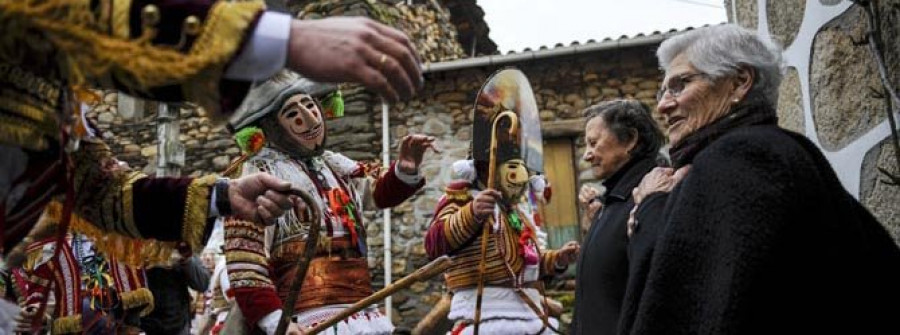 Los felos “imponen su ley” de carnaval a los vecinos de Maceda