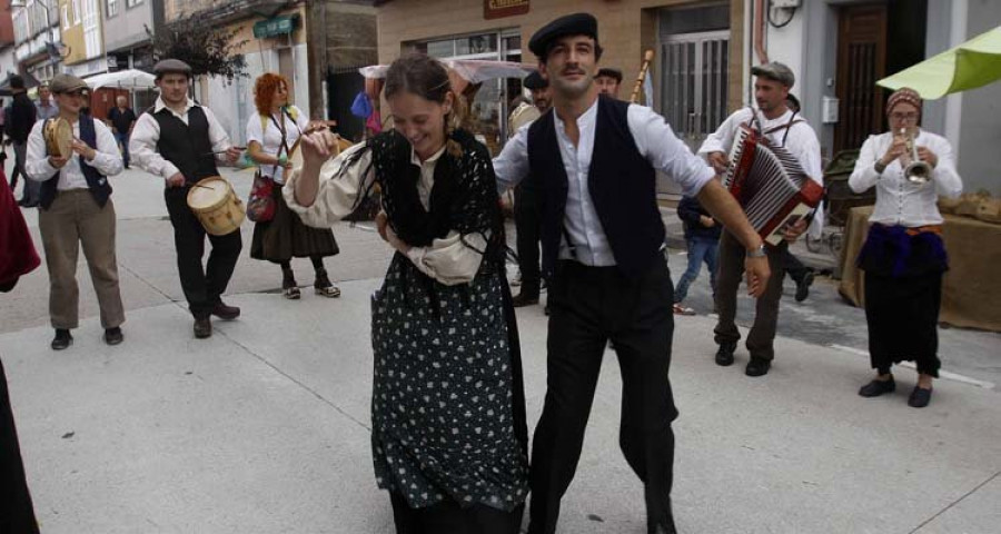 La constante amenaza de lluvia no logra deslucir la celebración de la feria histórica de Curtis