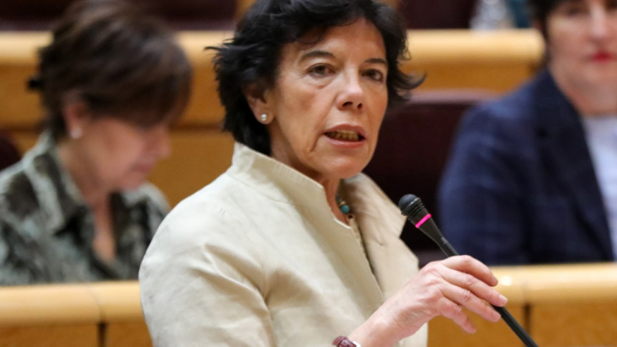 Murcia reitera la continuidad del permiso parental y aboca a Isabel Celaá al recurso