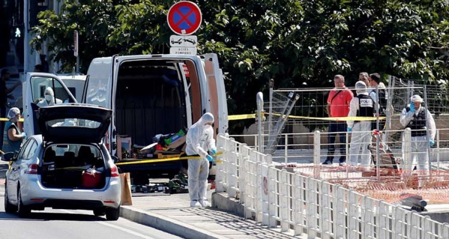 Una camioneta arrolla dos paradas de autobús en Marsella y deja un muerto