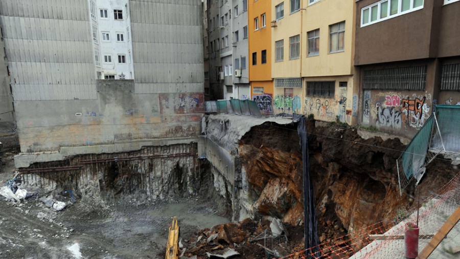 Un derrumbe en una obra obliga a plantear el realojo de más de 30 familias en la avenida de Finisterre