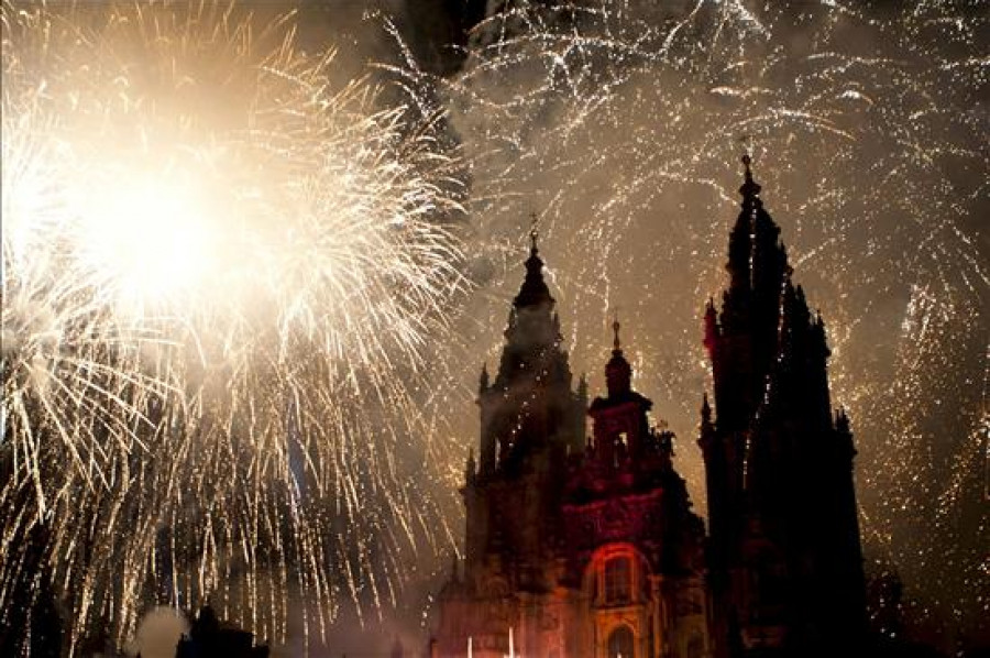 Miles de personas contemplaron en el Obradoiro un espectáculo de música y luz