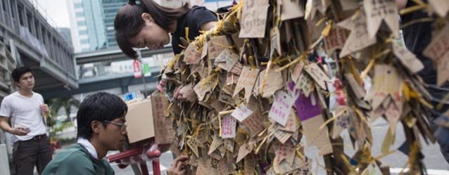 El líder de Hong Kong se aferra al cargo, pero ofrece diálogo  a los estudiantes