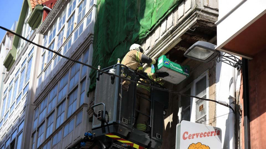 Los Bomberos intervienen en tres edificios ruinosos del centro