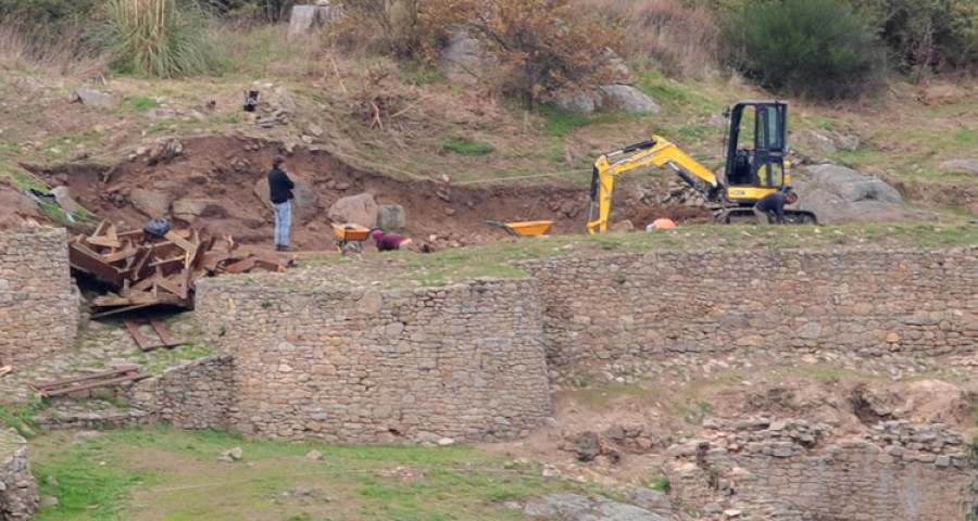 Una excavadora entra por primera vez en la croa del castro de Elviña