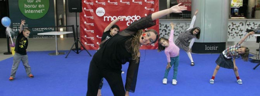 La Señorita Truffi enseña una coreografía a las familias que  se acercan hasta el Marineda