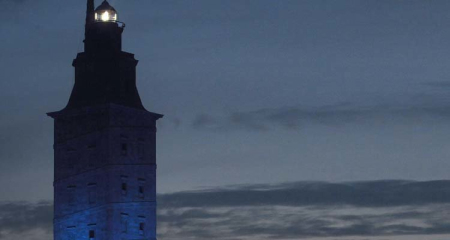 La Torre de Hércules se viste de azul para celebrar su octavo año como patrimonio mundial
