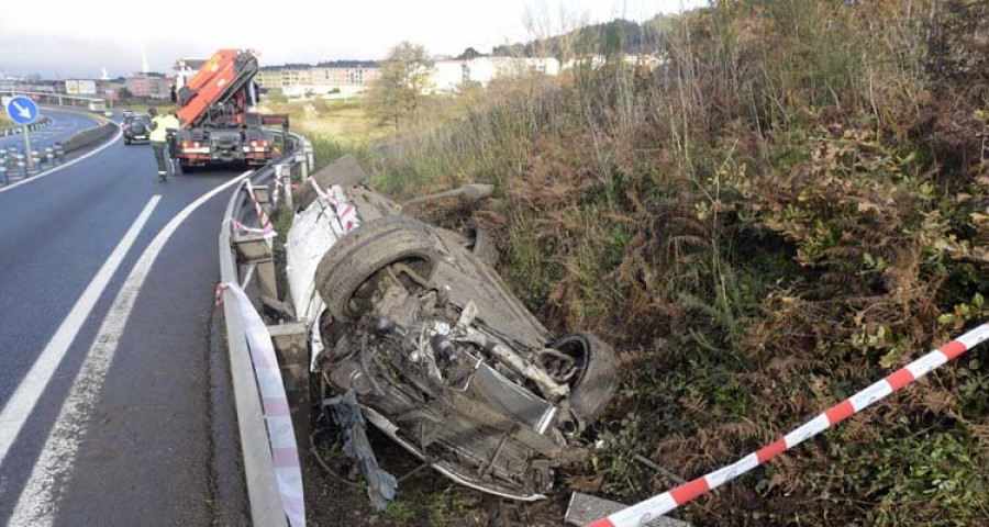 Herido tras volcar su vehículo en el desvío de la autopista hacia Sabón