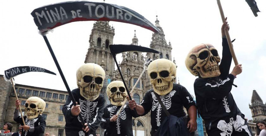 Miles de personas protestan contra la reapertura de la mina de Touro-O Pino