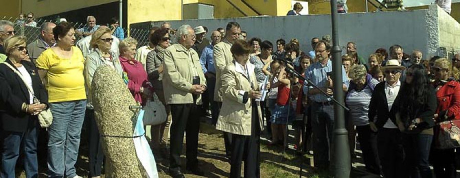 Oleiros inaugura el paseo marítimo de Mera, dedicado al párroco Manuel Rial