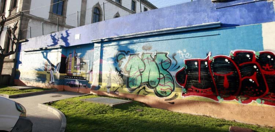 El grafiti de la “Marineda Soñada”  de Lugrís amanece lleno de pintadas