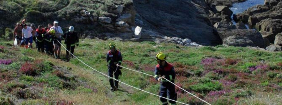 Los bomberos rescatan a un hombre de Arteixo que cayó por los acantilados de Suevos