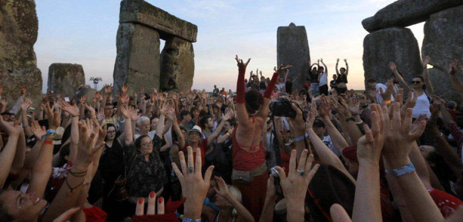 Trece mil personas dan la bienvenida al verano en Stonehenge