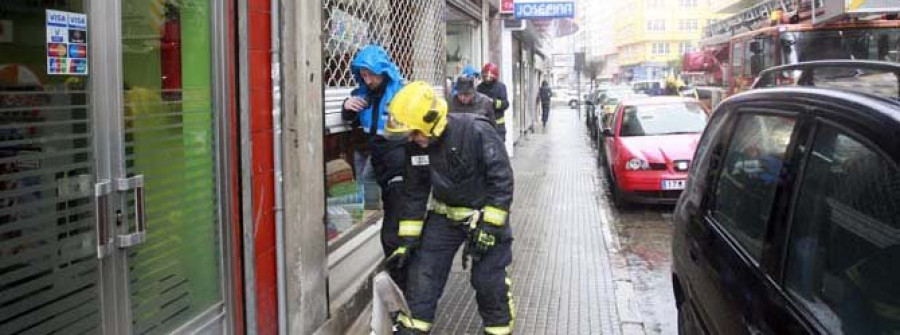 Los bomberos extinguen dos fuegos causados por sendos fallos eléctricos que dejaron apagones