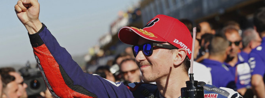 Jorge Lorenzo firma la pole y obliga a Valentino Rossi a hacer un milagro