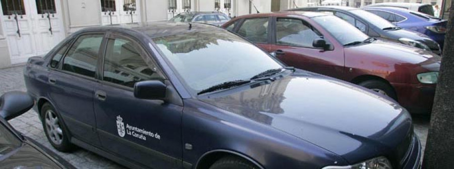 Uno de los cuatro coches oficiales que no se vendieron durante la subasta regresa a la plaza de María Pita