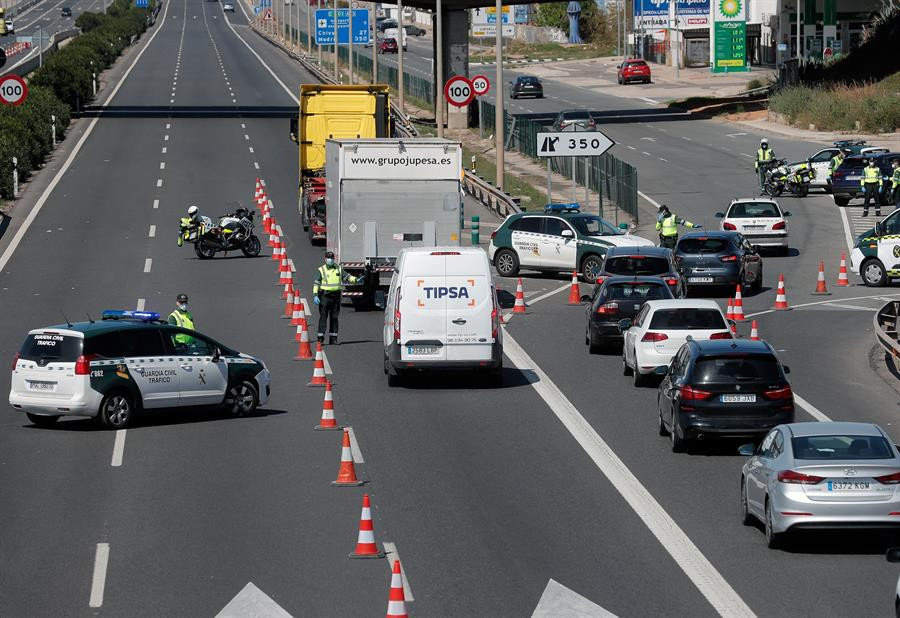 Interceptan en la A-6 a un coche que venía de Madrid y se dirigía a la costa gallega repleto de equipaje