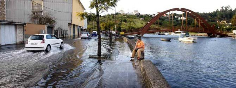 “As Lagarteiras” desbordan el Mandeo y convierten en ríos las calles de A Ribeira