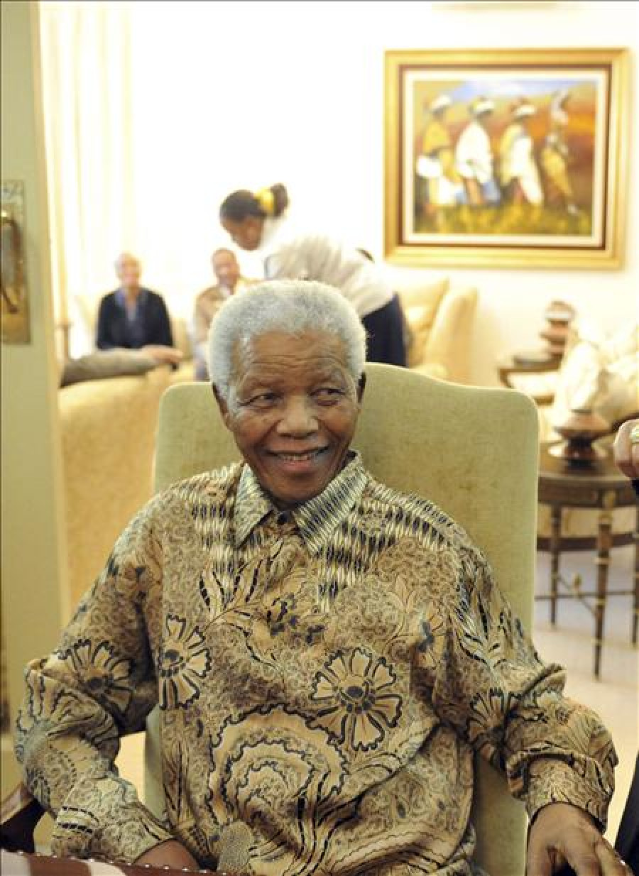 Mandela, ingresado en un hospital de Johannesburgo por un dolor abdominal