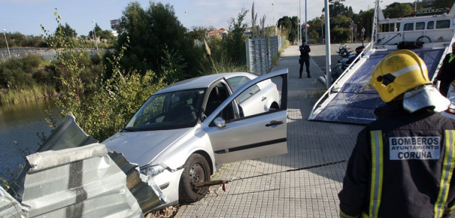 Un coche se precipita contra un solar inundado al marearse el conductor