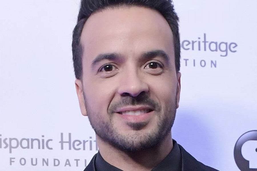 Luis Fonsi continúa ayudando a los afectados por los huracanes