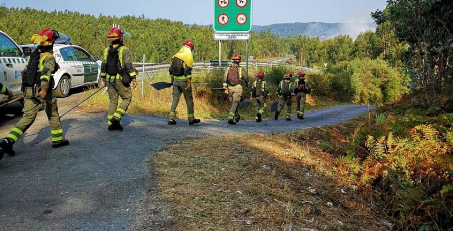 La explosión de una motosierra causa un herido grave y un fuego en Noalla