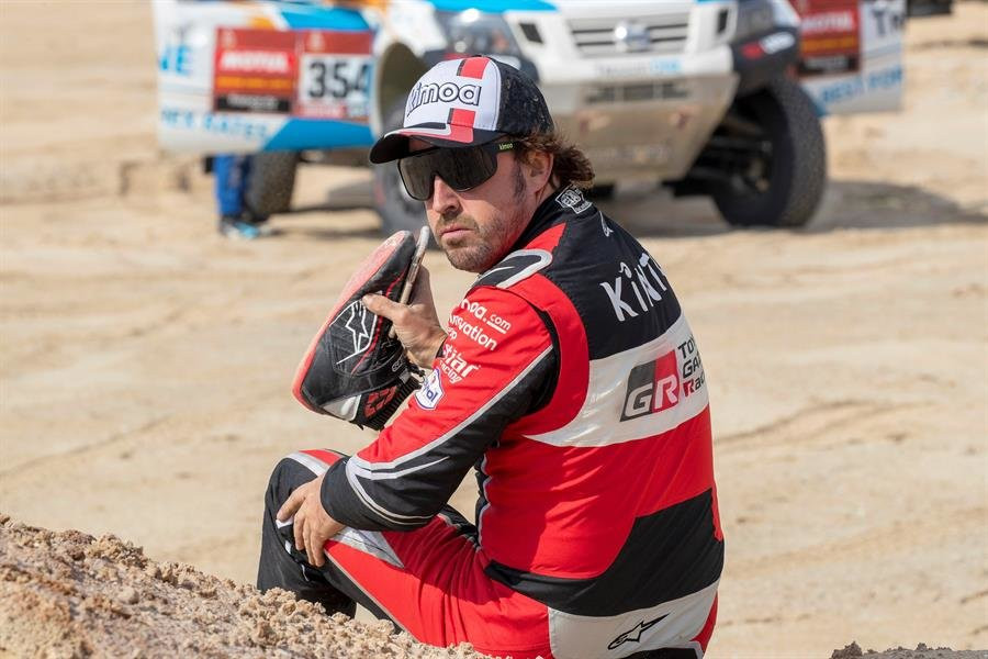 Alonso sufre un espectacular vuelco en la etapa maratón del Dakar