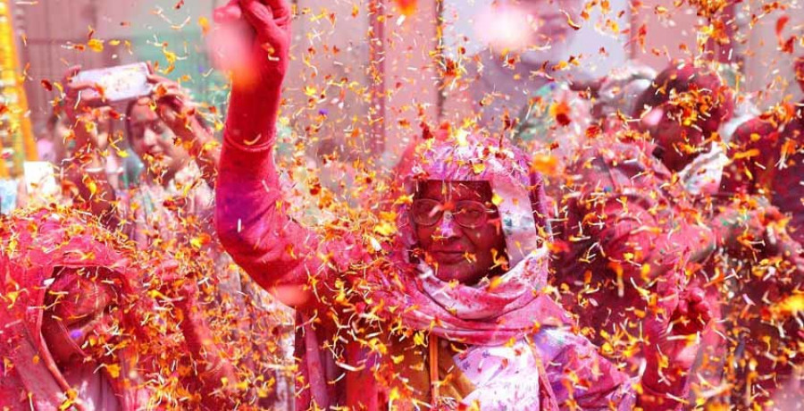 Las viudas de India se 
unen al festival de colores