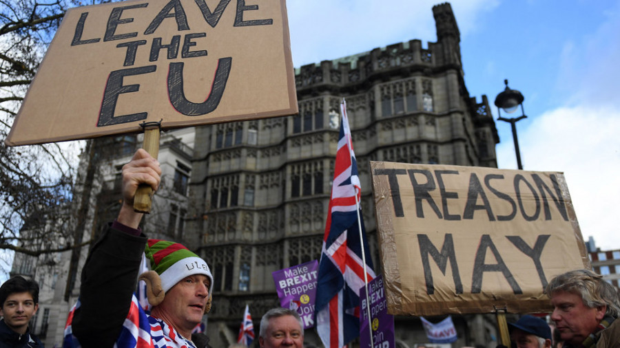 May afronta la votación del Brexit entre presiones para obtener concesiones de la UE