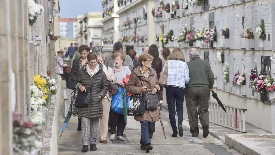 El puente reduce la asistencia de coruñeses a los cementerios en el día de Todos los Santos