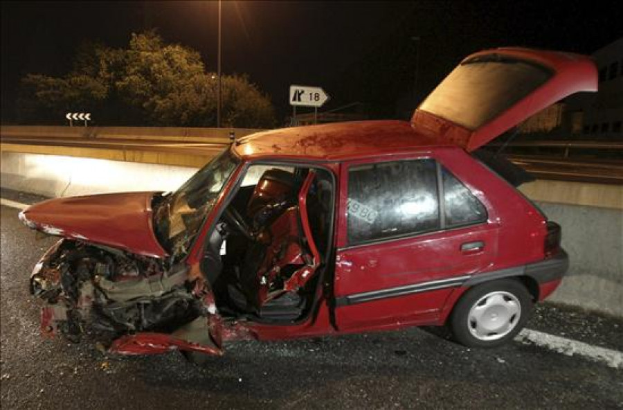 Tres adultos y un bebé heridos en un choque frontal en la autovía A-55