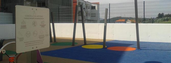ARTEIXO-Retiran algunos juegos  del parque de Barrionovo porque eran peligrosos