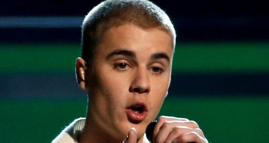 Justin Bieber atropella a un paparazzi a la salida de la iglesia