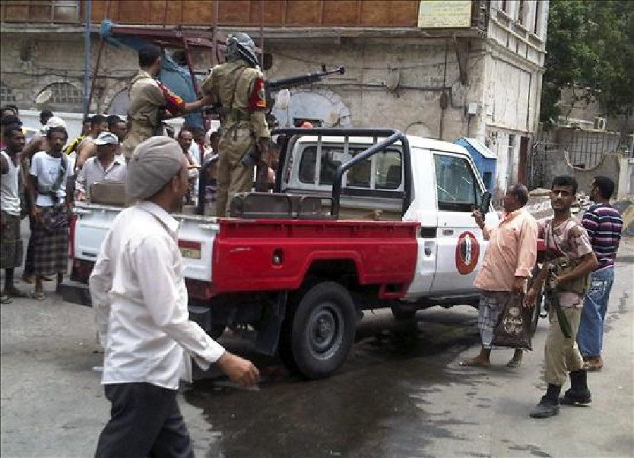 Mueren 14 policías en un ataque terrorista contra la televisión y un cuartel en Yemen