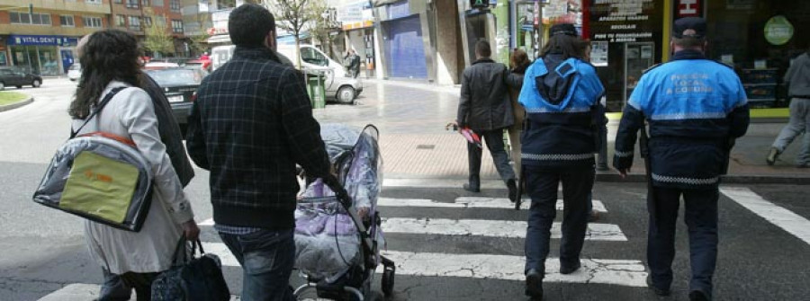 Los policías de Barrio se dejan ver en la calle para familiarizarse con los vecinos