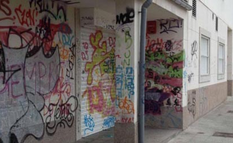La Policía Local de Cambre sanciona con 3.000 euros a un grafitero al sorprenderlo “in fraganti”