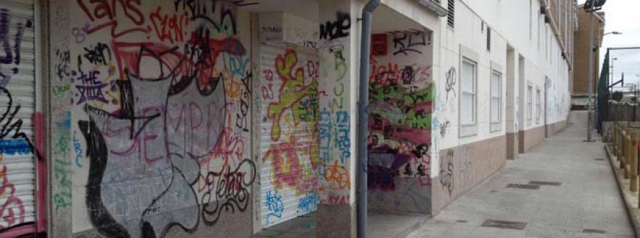 La Policía Local de Cambre sanciona con 3.000 euros a un grafitero al sorprenderlo “in fraganti”