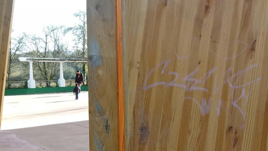 La recién estrenada cubierta de la laguna de Mera ya sirve de lienzo para los grafiteros
