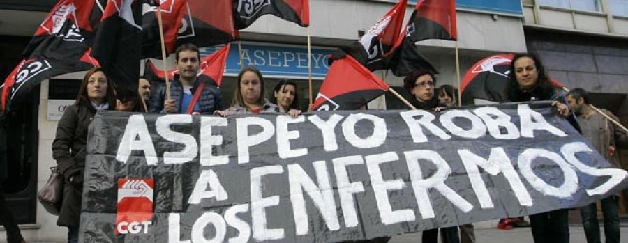 La CGT protesta ante Asepeyo por retirar la prestación a una trabajadora