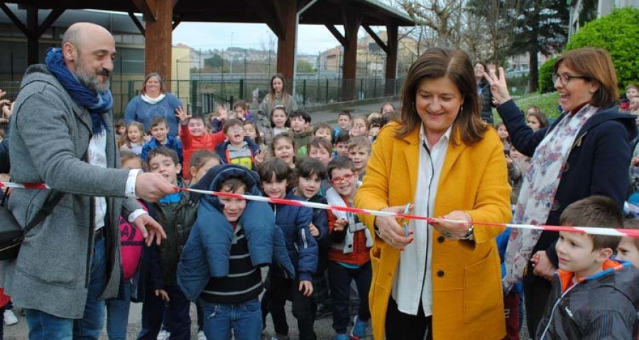 Los 156 alumnos de Infantil del colegio Díaz Pardo desbordan alegría con el parque de juegos