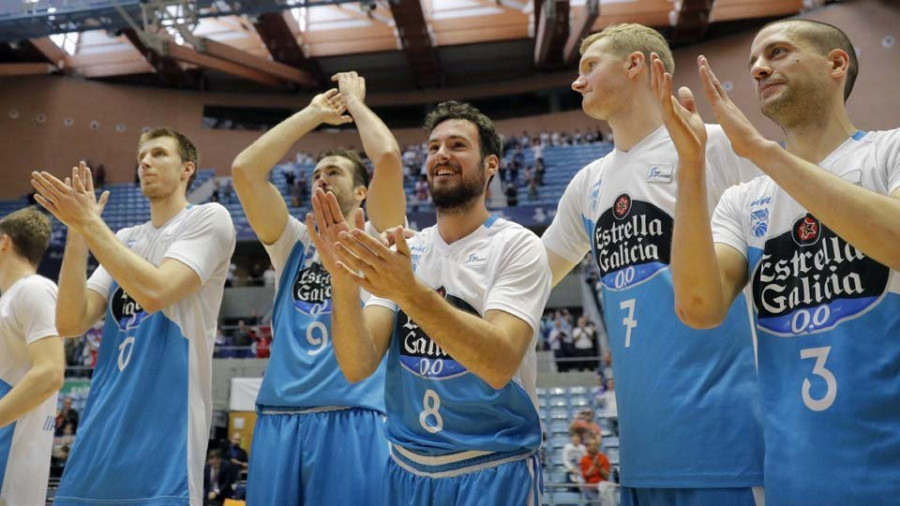 El Obradoiro pierde contra el Barcelona pero se salva