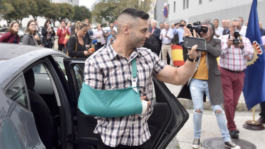 Apoyo multitudinario en Lonzas para recibir al policía herido en Barcelona