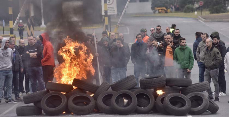 Los trabajadores de Alcoa declaran un bloqueo total hasta que se anule el ERE