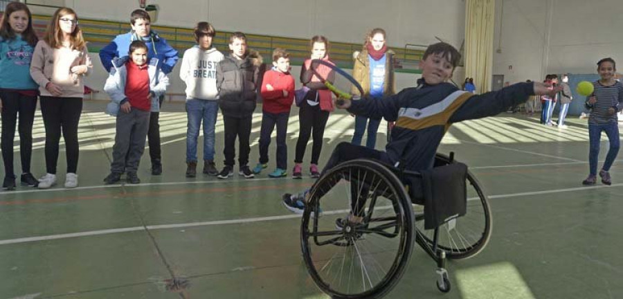 El club Enki acerca el deporte inclusivo y las historias de superación a los niños de Arteixo