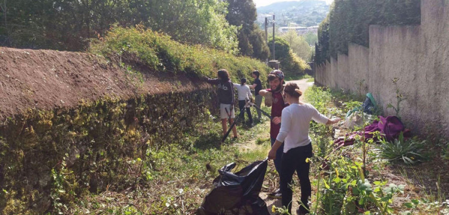 “Salvemos El Pasatiempo” desafía el cierre y limpia el parque durante cuatro horas