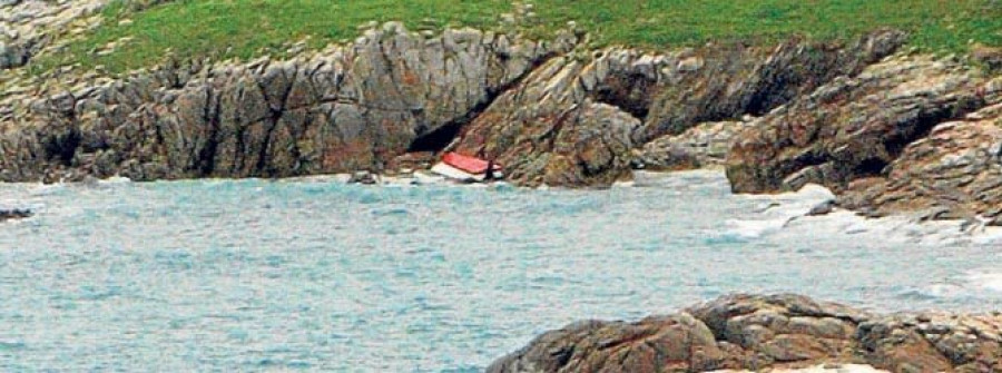 Un muerto al naufragar una embarcación deportiva en las malpicanas islas Sisargas