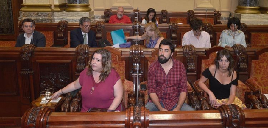 La Marea y el PSOE escenifican en el salón de plenos su acercamiento