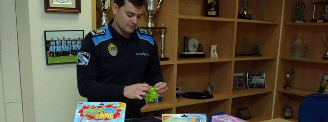 La Policía de Arteixo empieza una campaña de vigilancia de los juguetes que están a la venta