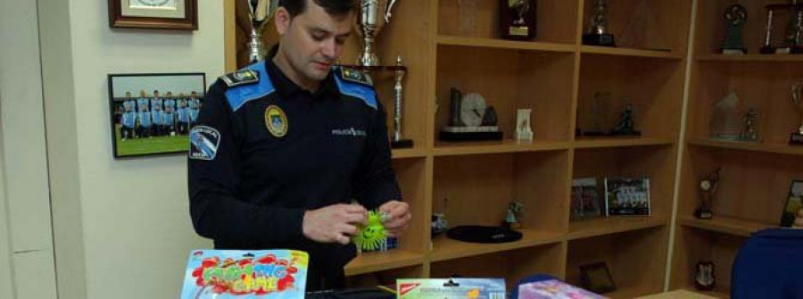 La Policía de Arteixo empieza una campaña de vigilancia de los juguetes que están a la venta
